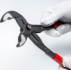 Использование клещей переставных с механизмом быстрой фиксации Voll Cobra 12 (300 мм), CrV Использование клещей переставных с механизмом быстрой фиксации Voll Cobra 12 (300 мм), CrV